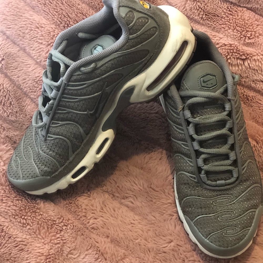 SOLD Nike TN Olive green wmns size 8.5!